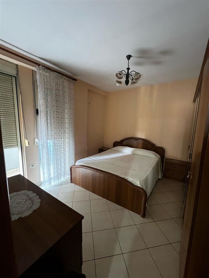 Jepet apartament me qera 1+1 .