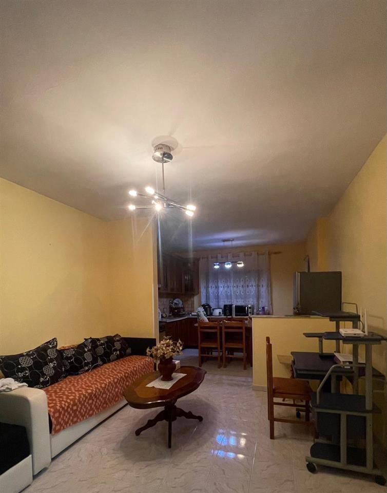 Shitet Apartament i Përshtatshëm për Familje pranë Shkollës