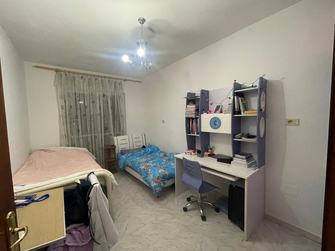 Shitet Apartament i Përshtatshëm për Familje pranë Shkollës