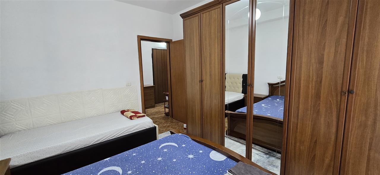 Jepet me apartament (1+1) Rruga Frang Bardhi