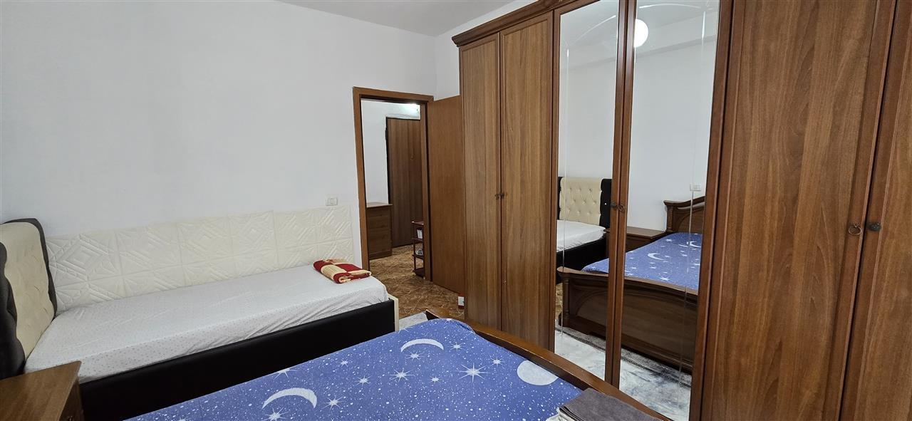 Jepet me apartament (1+1) Rruga Frang Bardhi