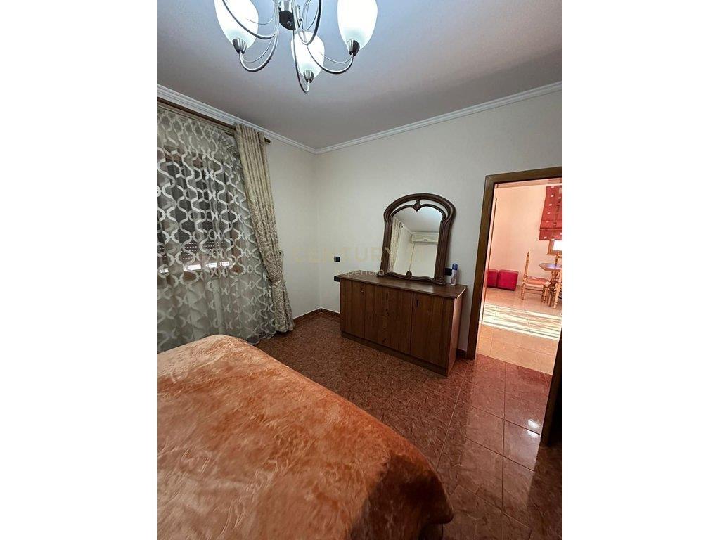 Apartment 2+1+2 poste parkimi te Unaza e Re 450 €