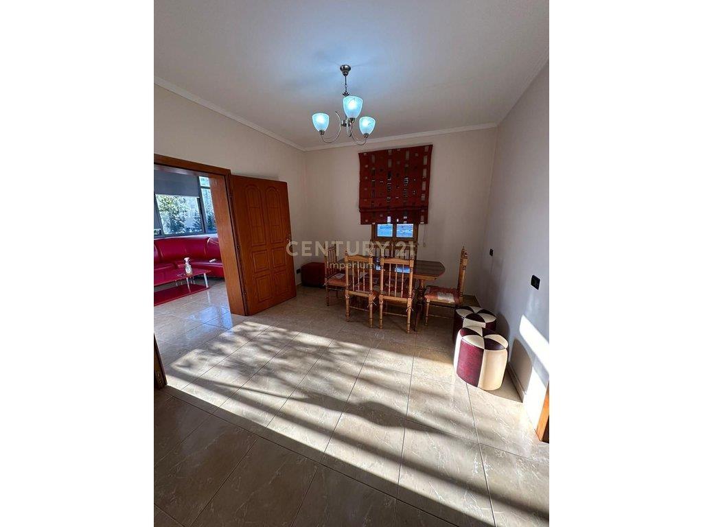 Apartment 2+1+2 poste parkimi te Unaza e Re 450 €