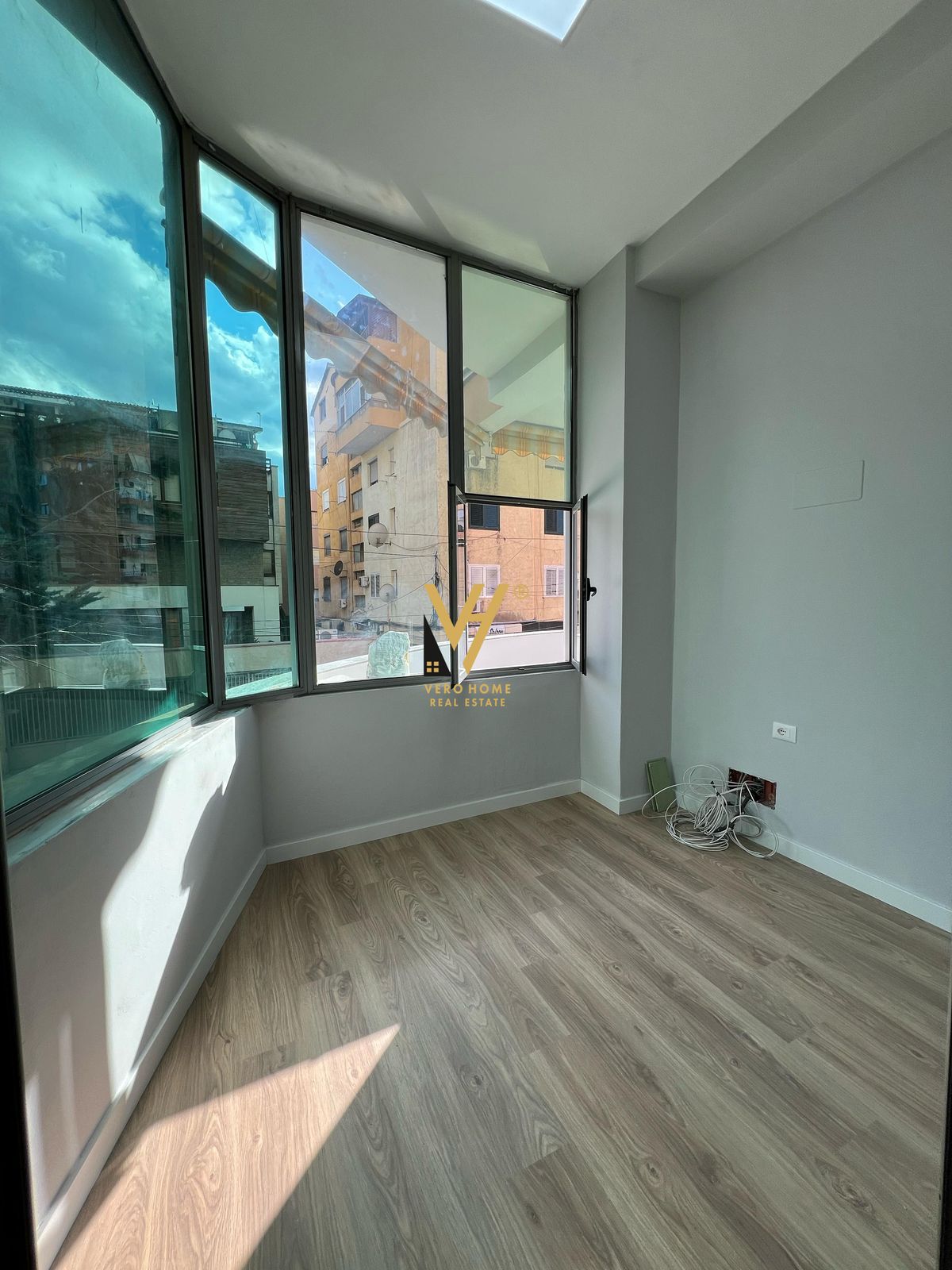 ZYRE 150M2 TE KOMUNA PARISIT 2.000 EURO