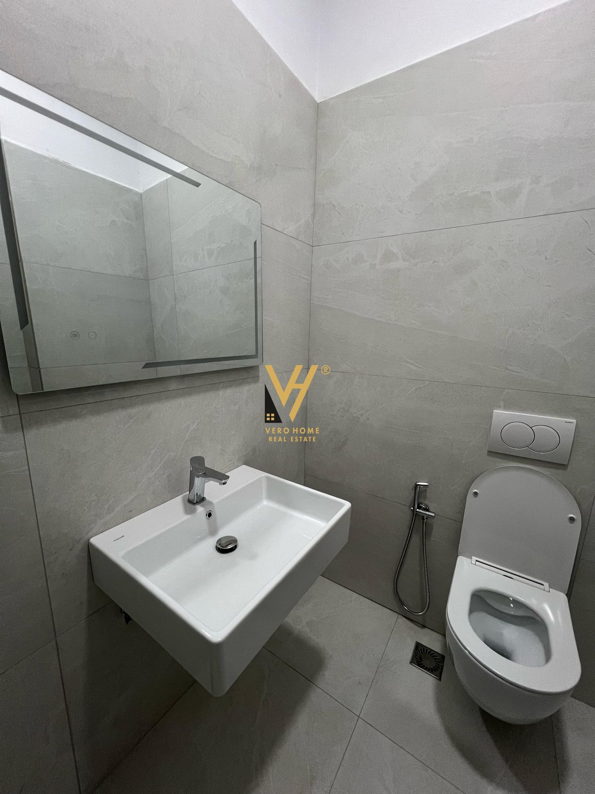 ZYRE 150M2 TE KOMUNA PARISIT 2.000 EURO