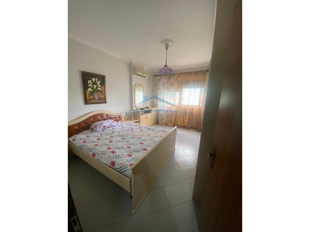 Shitet, Apartament 1+1, Komuna e Parisit