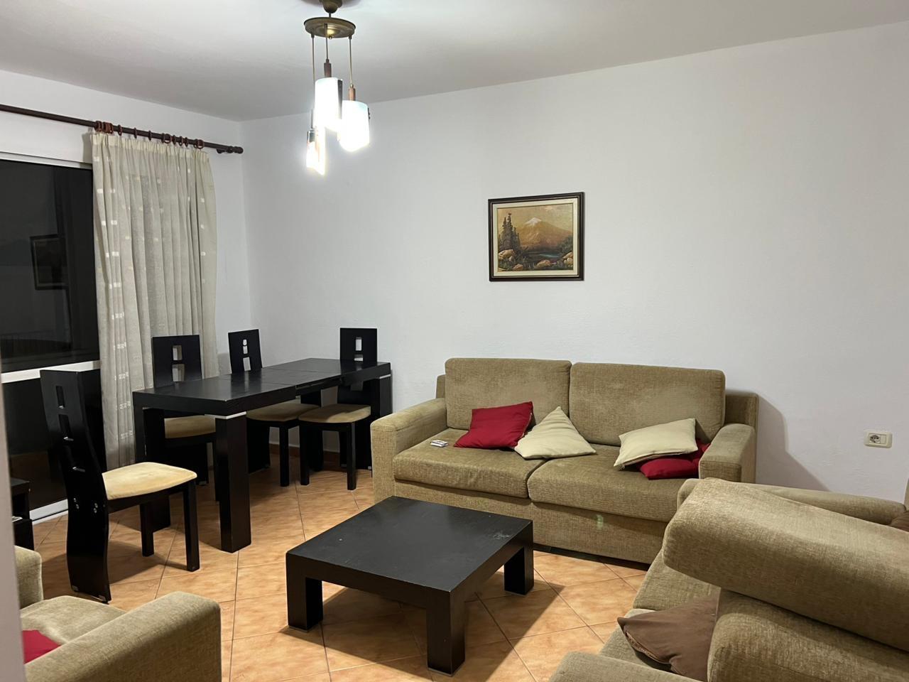 Apartament me qira 3+1+2 ne rrugen e Durresit.