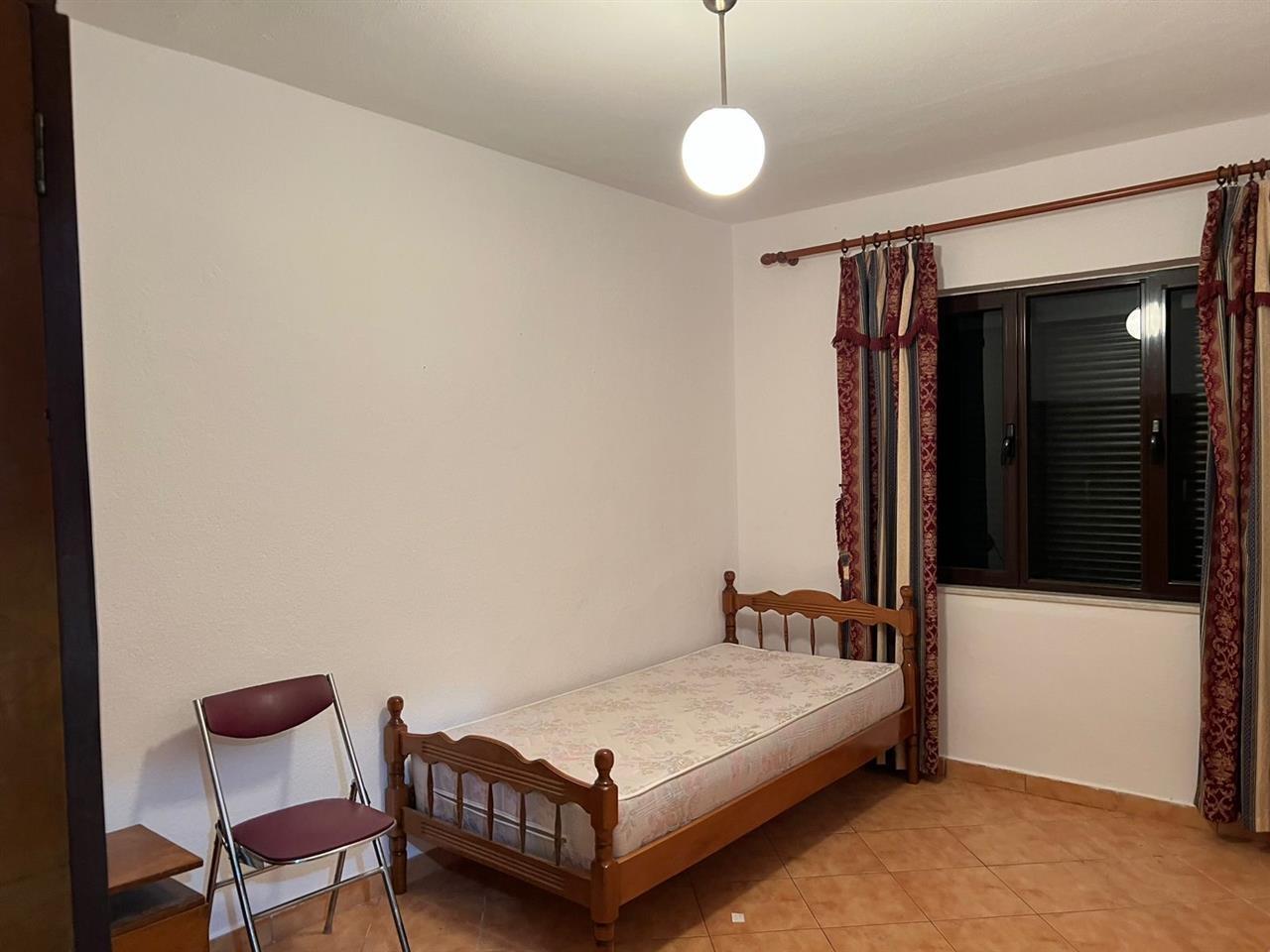 Apartament me qira 3+1+2 ne rrugen e Durresit.