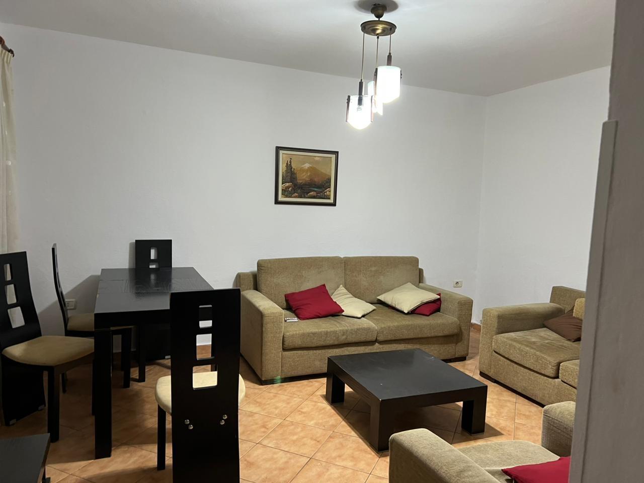 Apartament me qira 3+1+2 ne rrugen e Durresit.