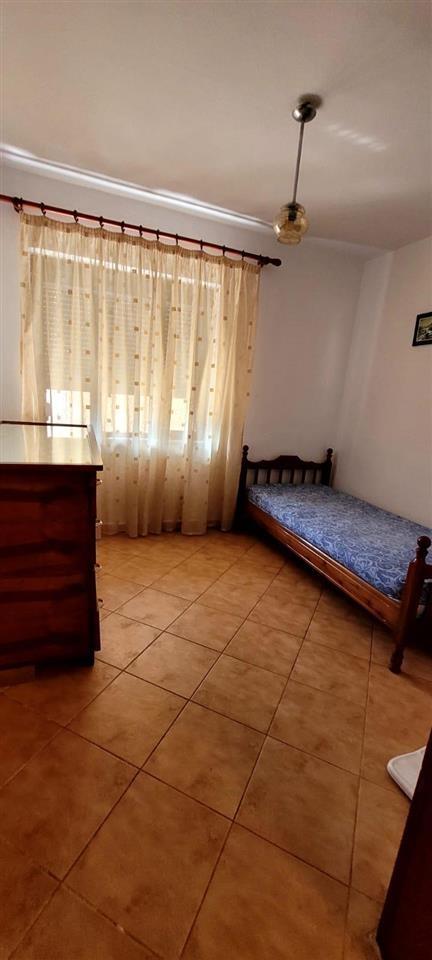 Apartament me qira 3+1+2 ne rrugen e Durresit.