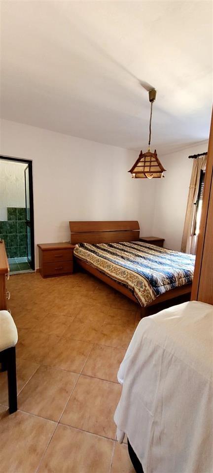 Apartament me qira 3+1+2 ne rrugen e Durresit.