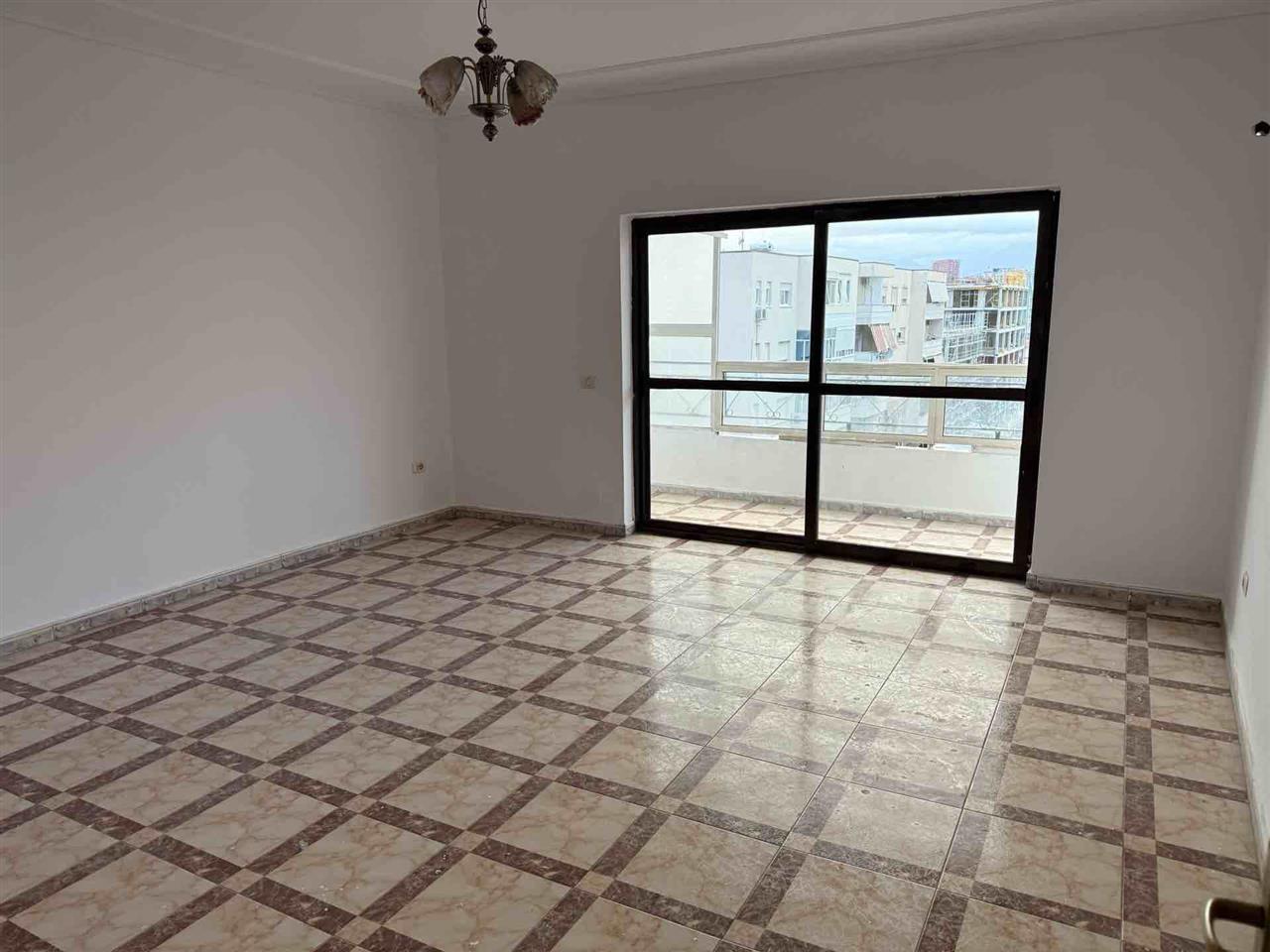 Shitet apt. 164 m2 tek Komuna e Parisit