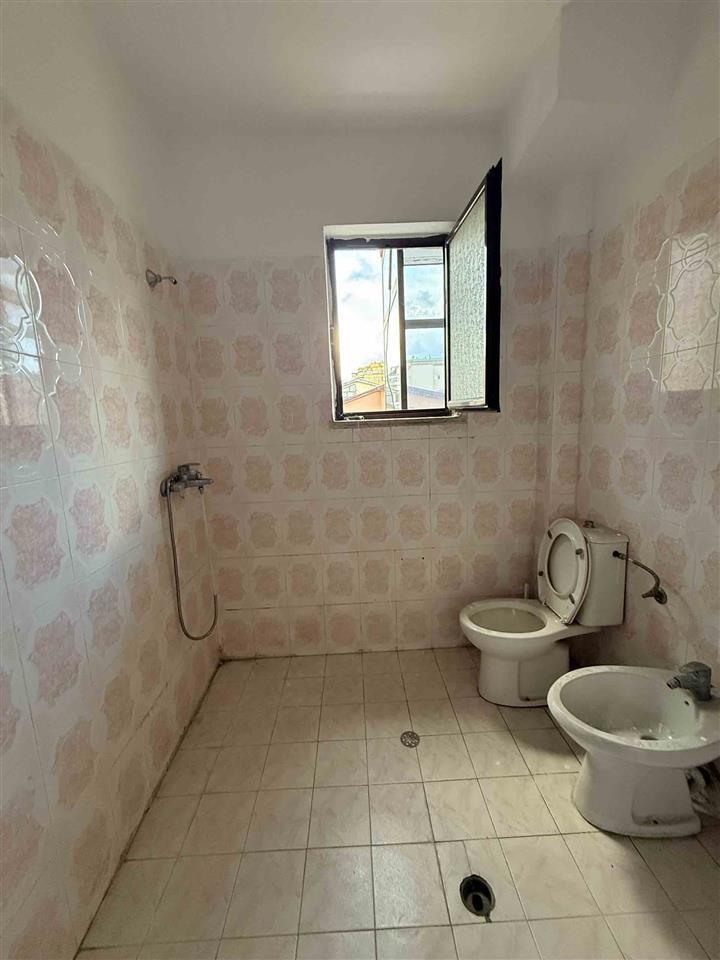 Shitet apt. 164 m2 tek Komuna e Parisit