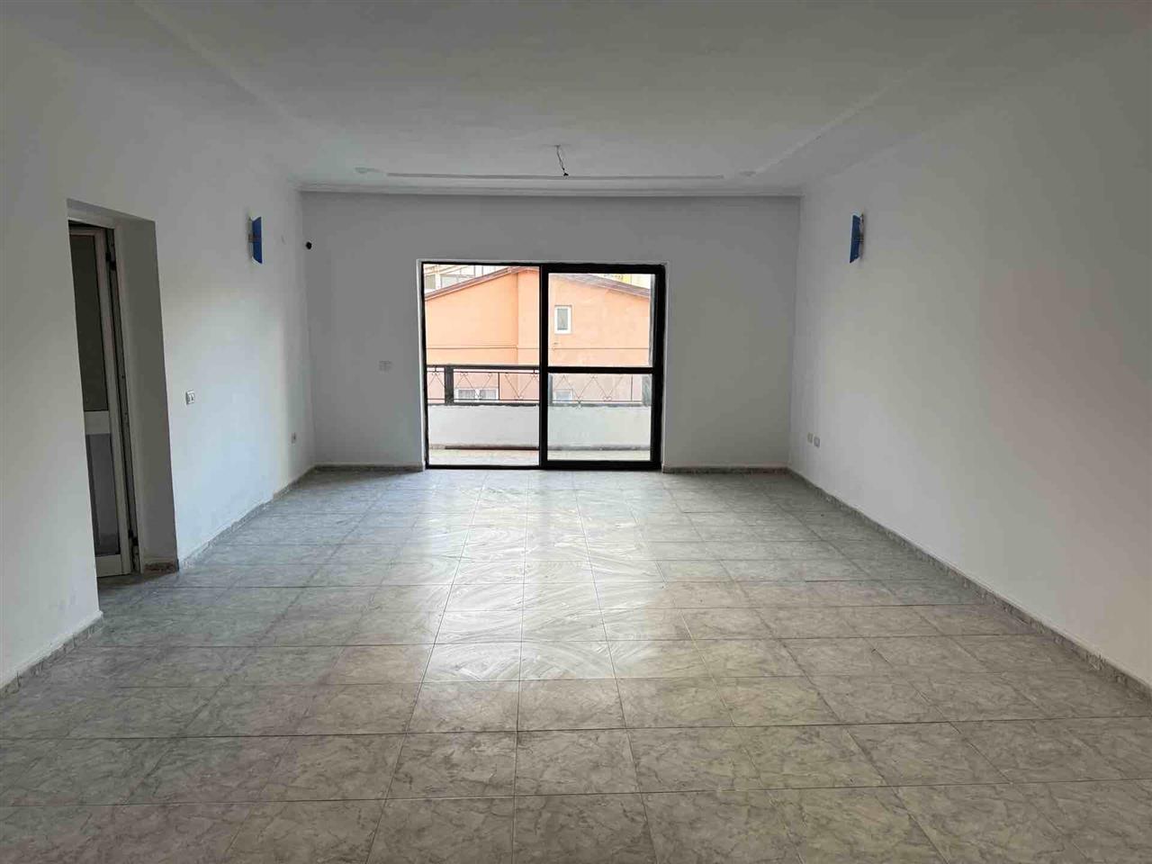 Shitet apt. 164 m2 tek Komuna e Parisit