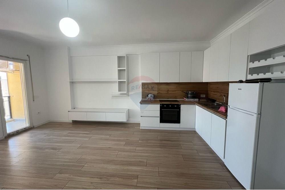 Apartament 1+1+post parkimi me qira!