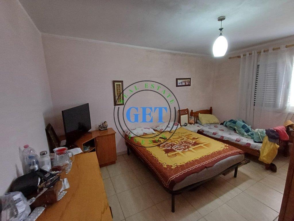 Shitet, Apartament 2+1, Tek Parku Vala, Durres.