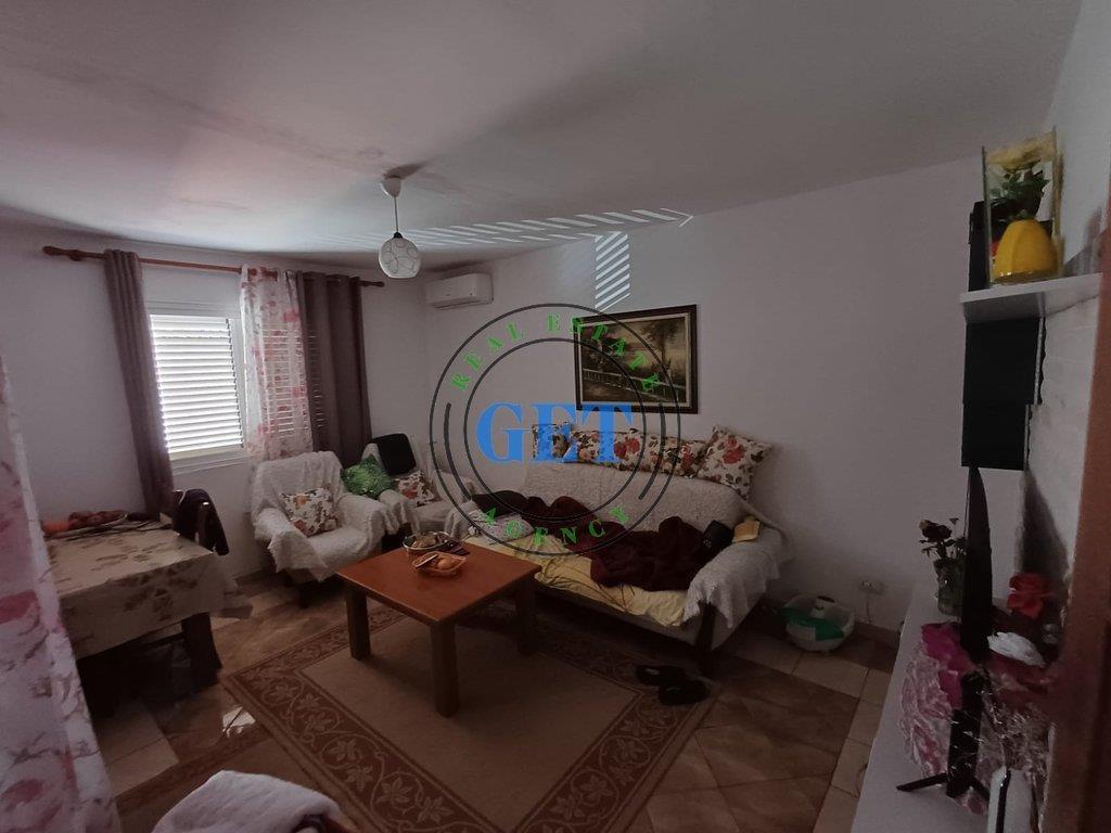 Shitet, Apartament 2+1, Tek Parku Vala, Durres.