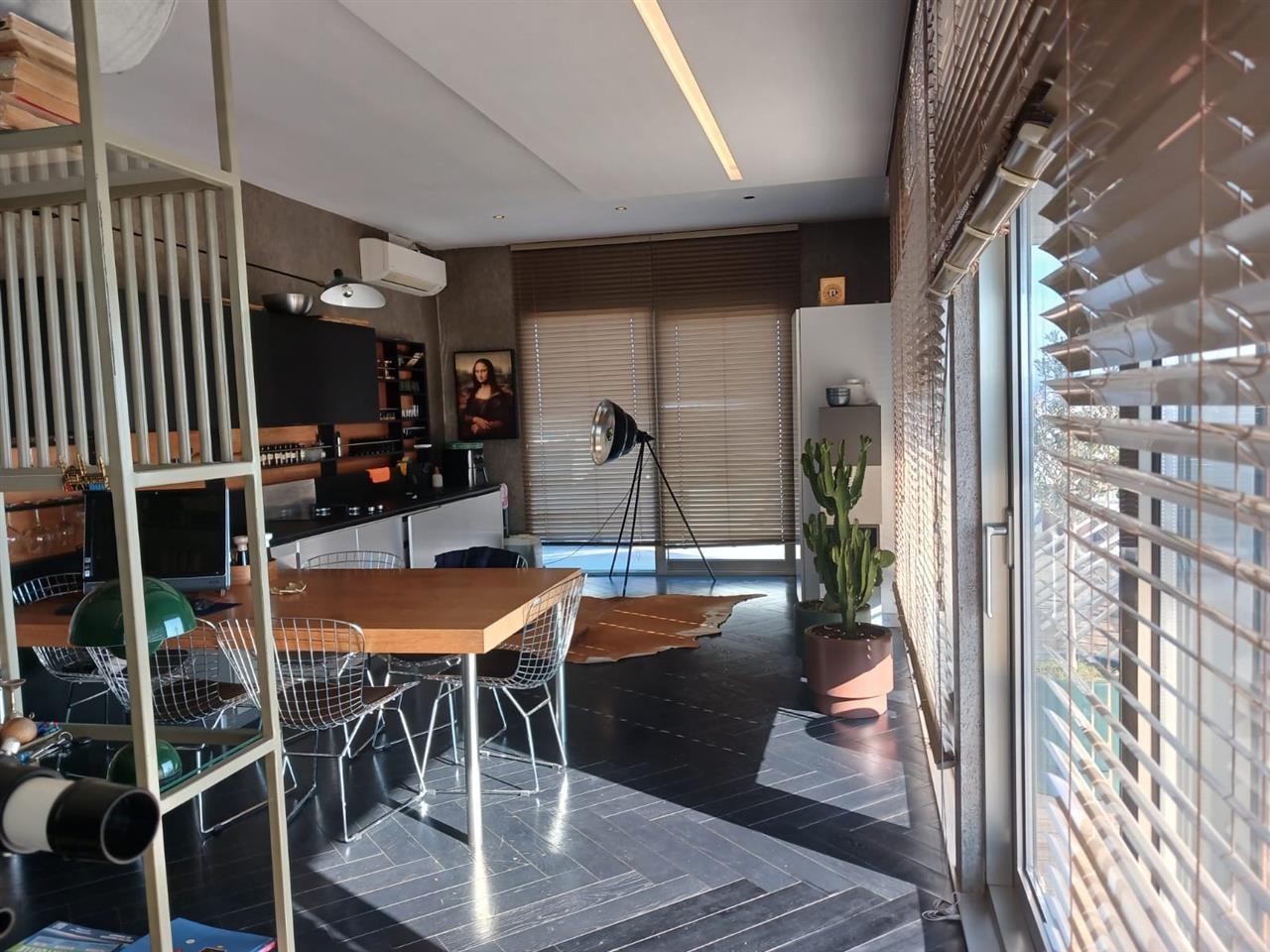 Shitet Duplex luksoz me pamje nga deti dhe qyteti I Durresit