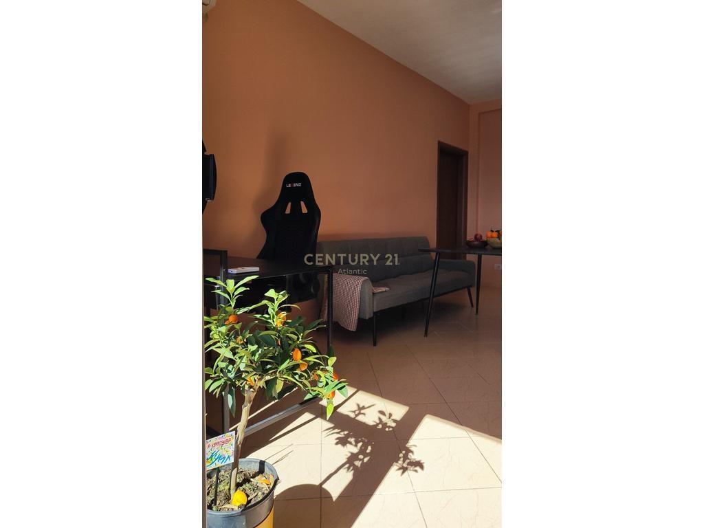 Shitet Apartament 2+1 ne Plazh Hekurudha,me super pamje deti