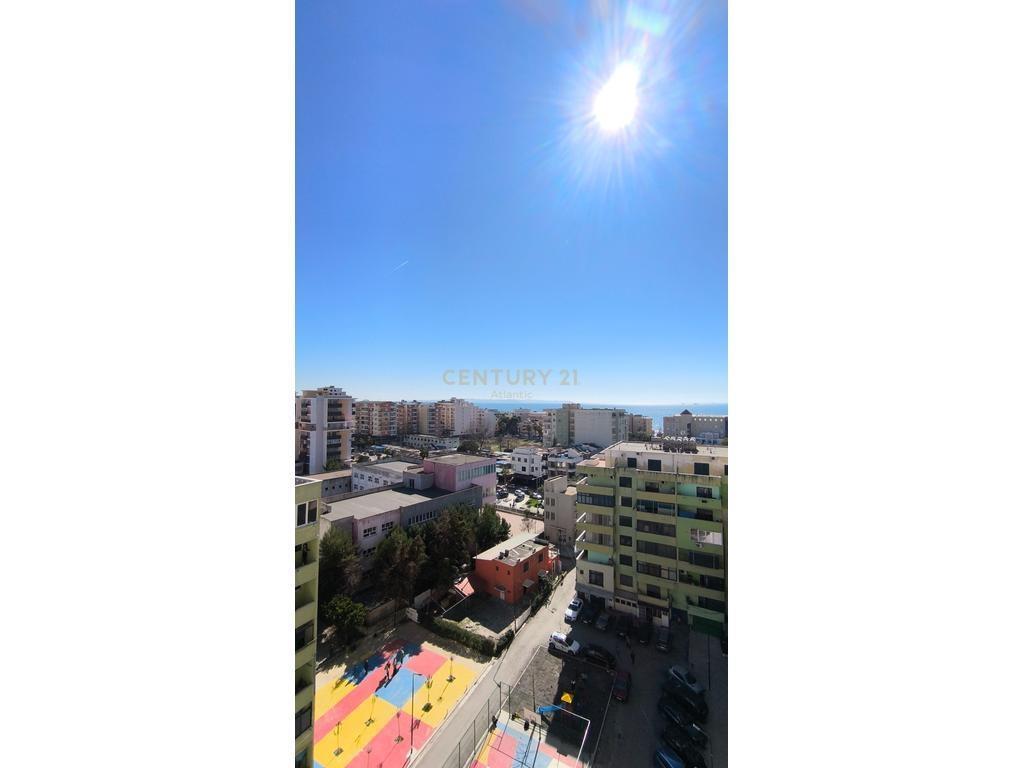 Shitet Apartament 2+1 ne Plazh Hekurudha,me super pamje deti