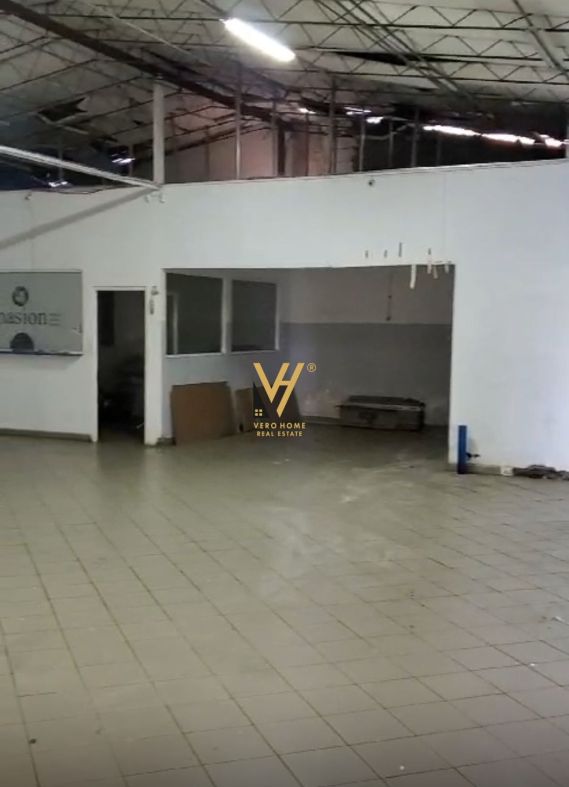 MAGAZINE 500M2 TE ISH DOGANA 4.000 EURO