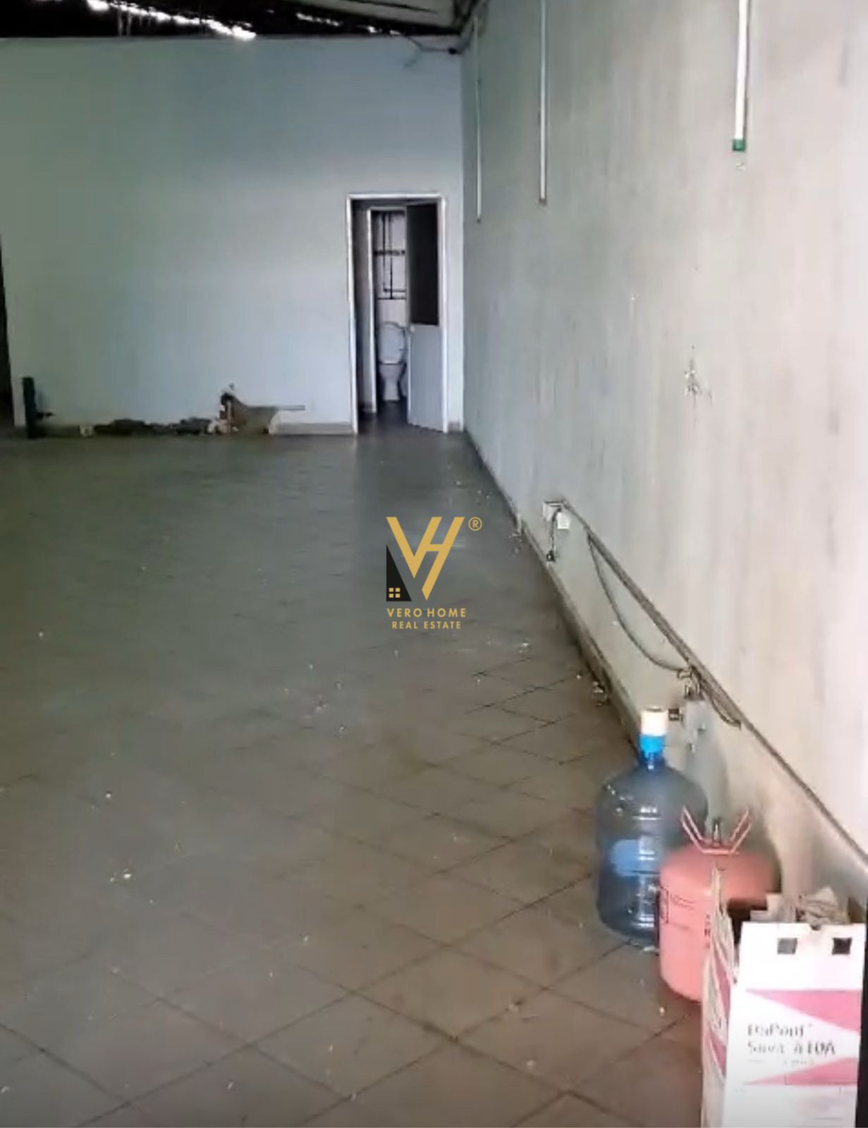 MAGAZINE 500M2 TE ISH DOGANA 4.000 EURO