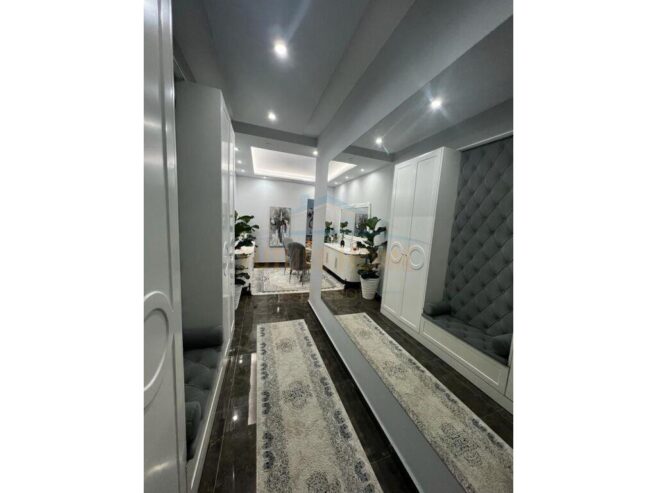 Shitet, Apartament 2+1, Rruga Ferit Xhajko