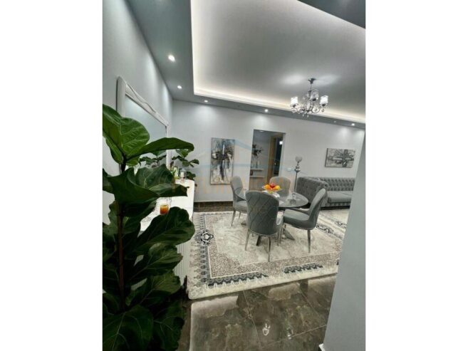 Shitet, Apartament 2+1, Rruga Ferit Xhajko