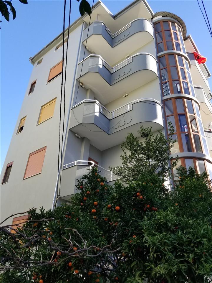 Jap me qera Vile 4 katëshe+papafingo+garazh, 3200 Euro/muaj