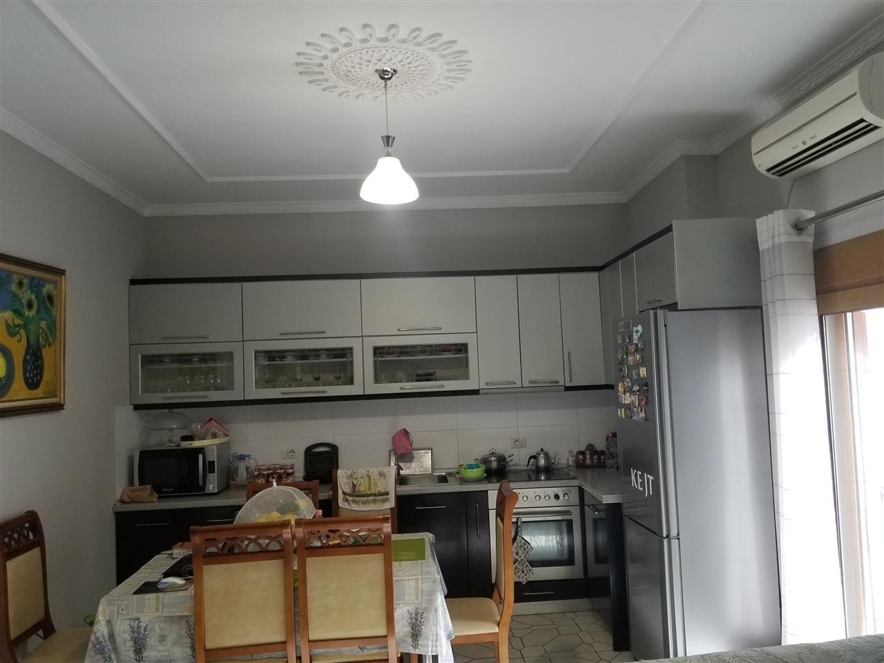 Jap me qera Vile 4 katëshe+papafingo+garazh, 3200 Euro/muaj