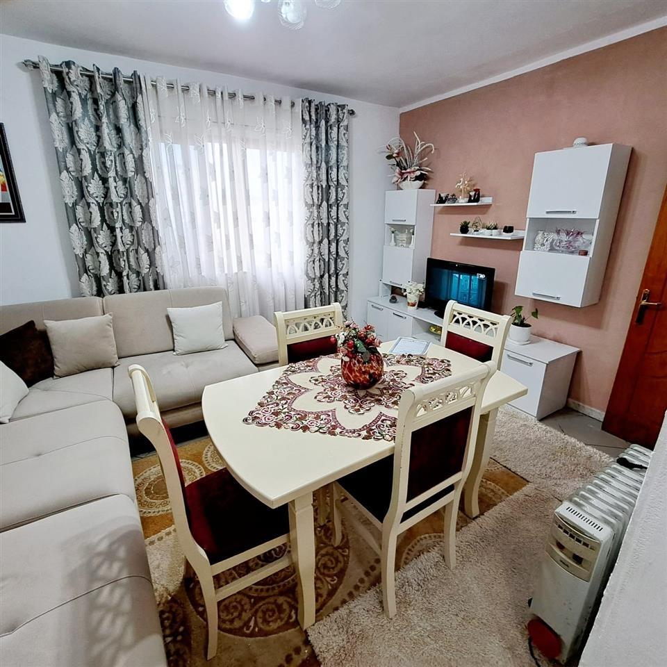 Kavaje, apartament 3+1,afer tregut industrial.