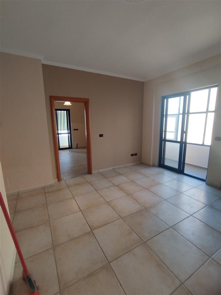 Shitet Apartamenti 1+1 Fier