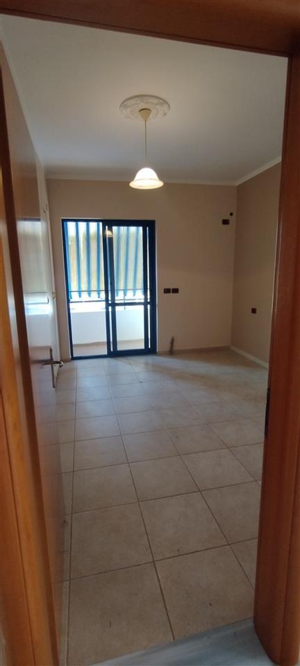 Shitet Apartamenti 1+1 Fier