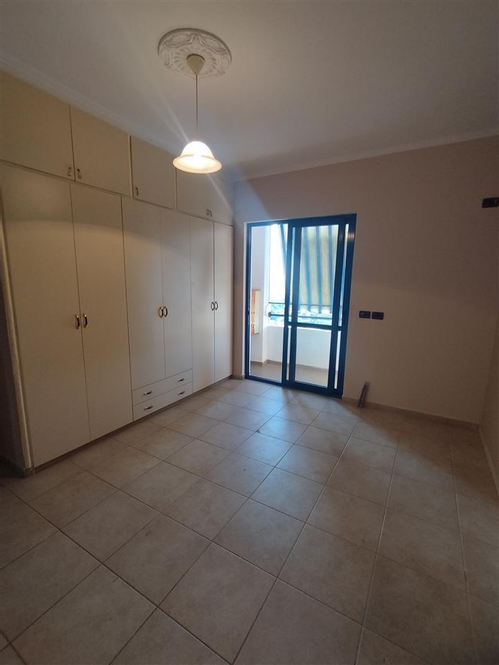 Shitet Apartamenti 1+1 Fier