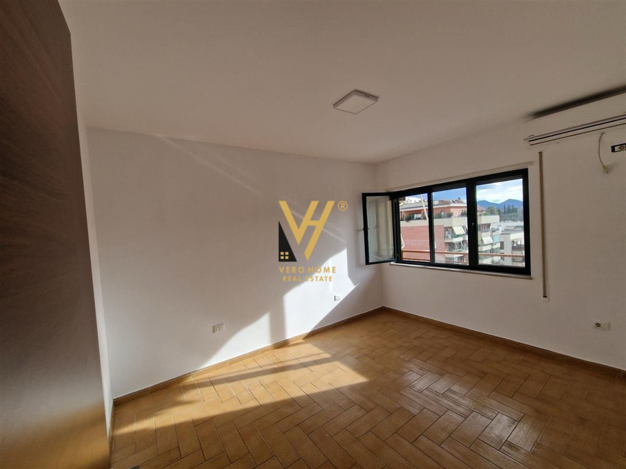 JEPET ZYRE 157 M2 ME QERA NE BLLOK 130.000LEKE