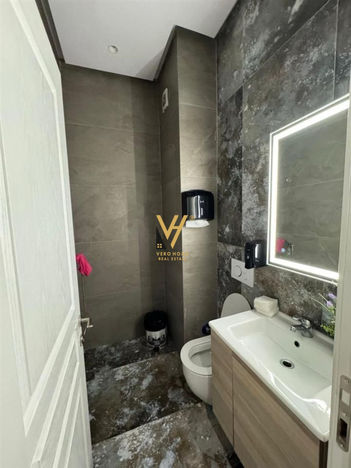 ZYRE 55 M2 ME QERA TE RRUGA E KAVAJES 650 EURO