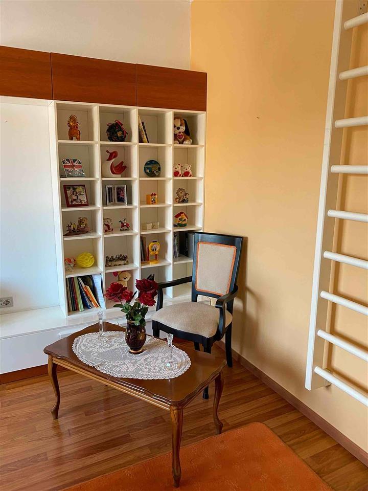 Shtepi me qera/ Apartament/ Shtepi private KATI i 2