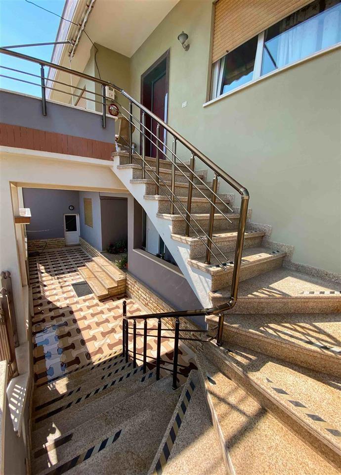 Shtepi me qera/ Apartament/ Shtepi private KATI i 2