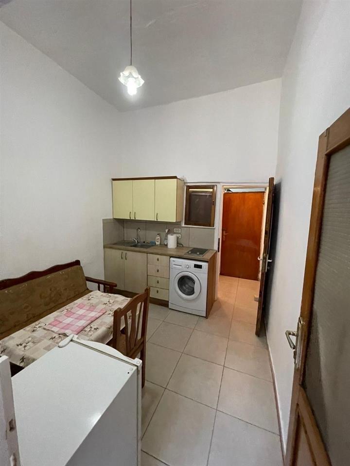 300000 leke. 1+1 apartment. Rruga Bajram Alia. Te kupola.