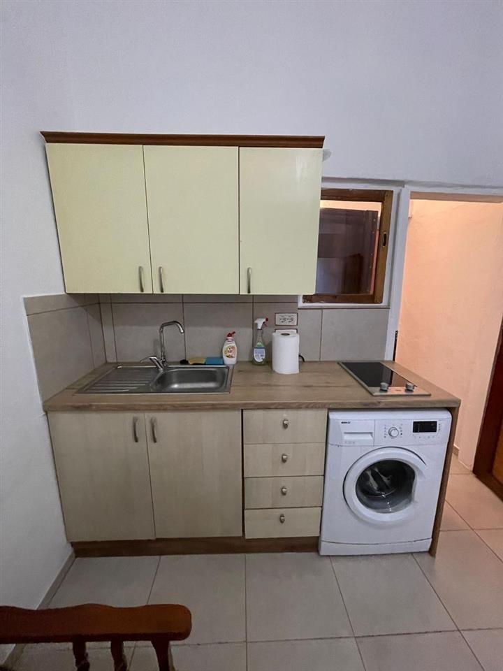 300000 leke. 1+1 apartment. Rruga Bajram Alia. Te kupola.