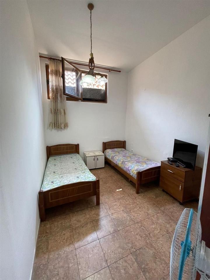 300000 leke. 1+1 apartment. Rruga Bajram Alia. Te kupola.