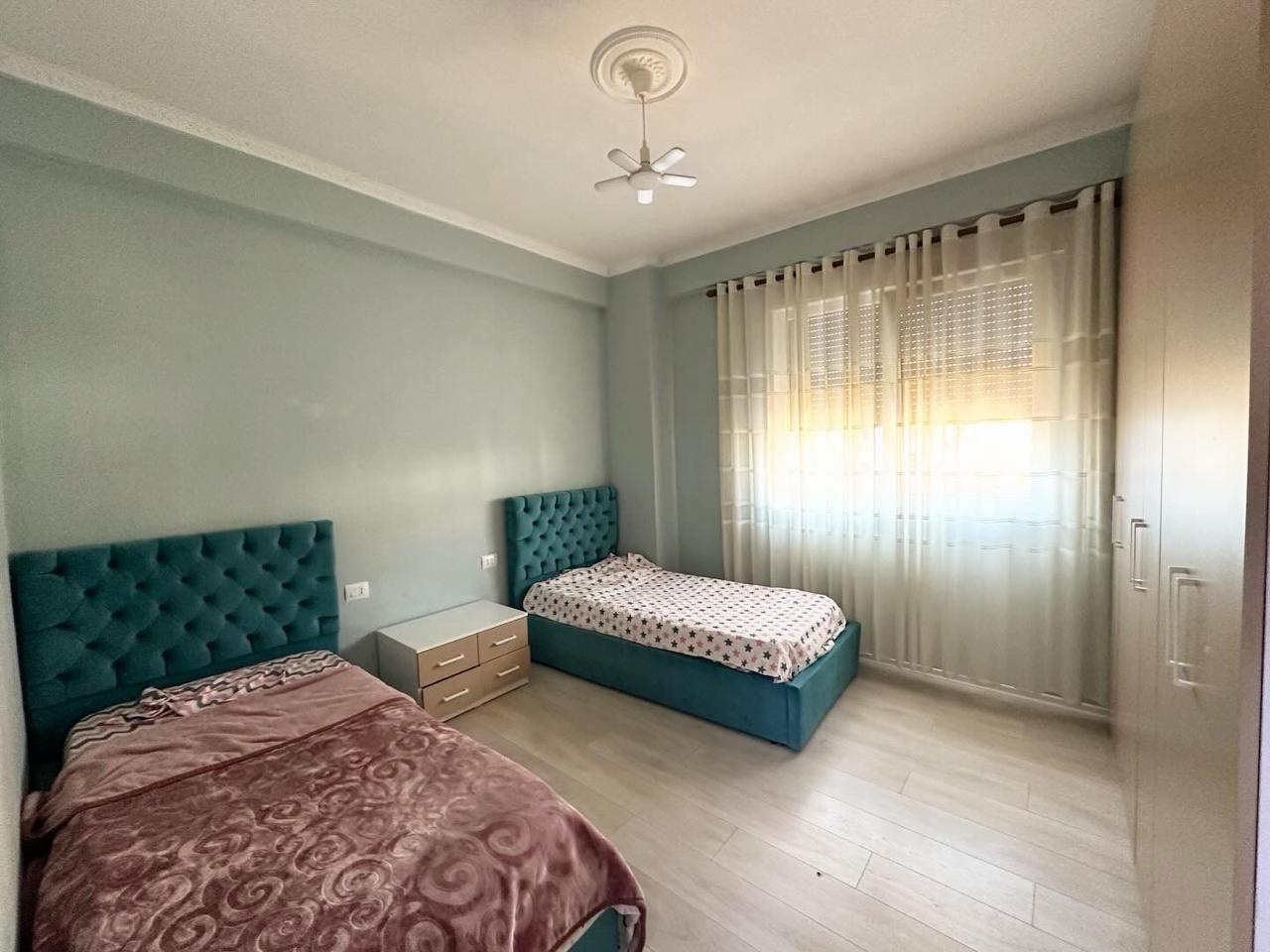 Shitet Apartmenti 2+1+2 104m2 ne Katin e 1 Banimit