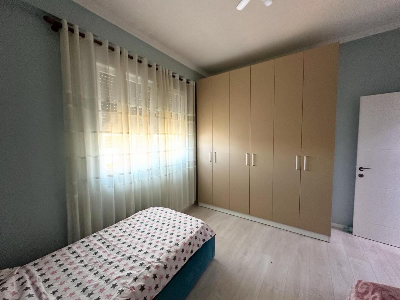 Shitet Apartmenti 2+1+2 104m2 ne Katin e 1 Banimit