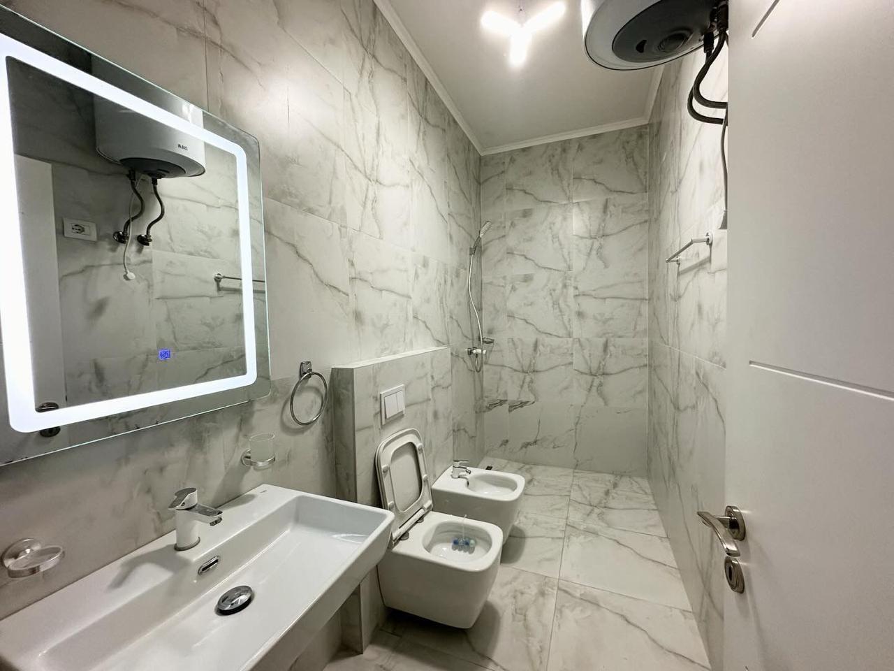 Shitet Apartmenti 2+1+2 104m2 ne Katin e 1 Banimit