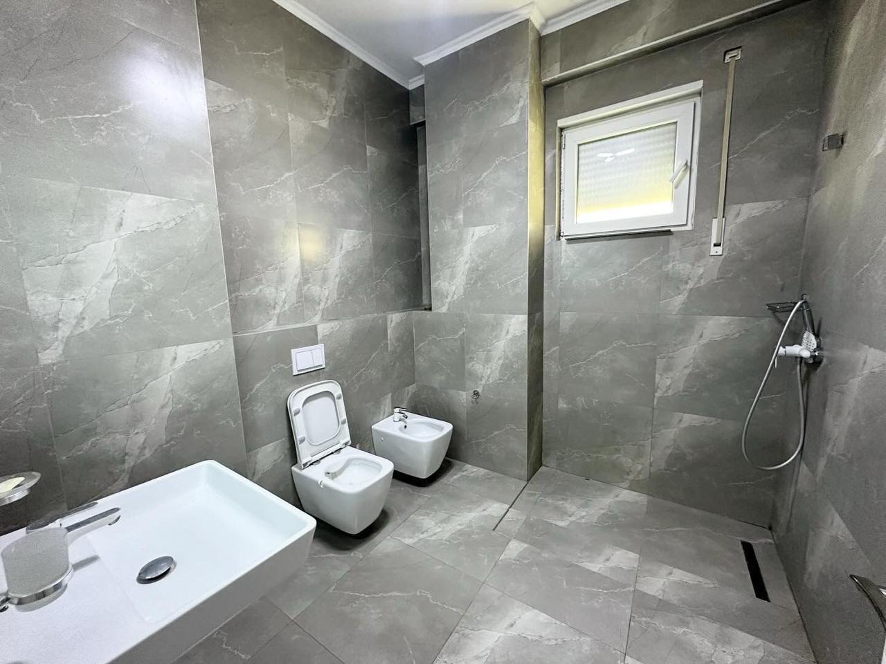 Shitet Apartmenti 2+1+2 104m2 ne Katin e 1 Banimit