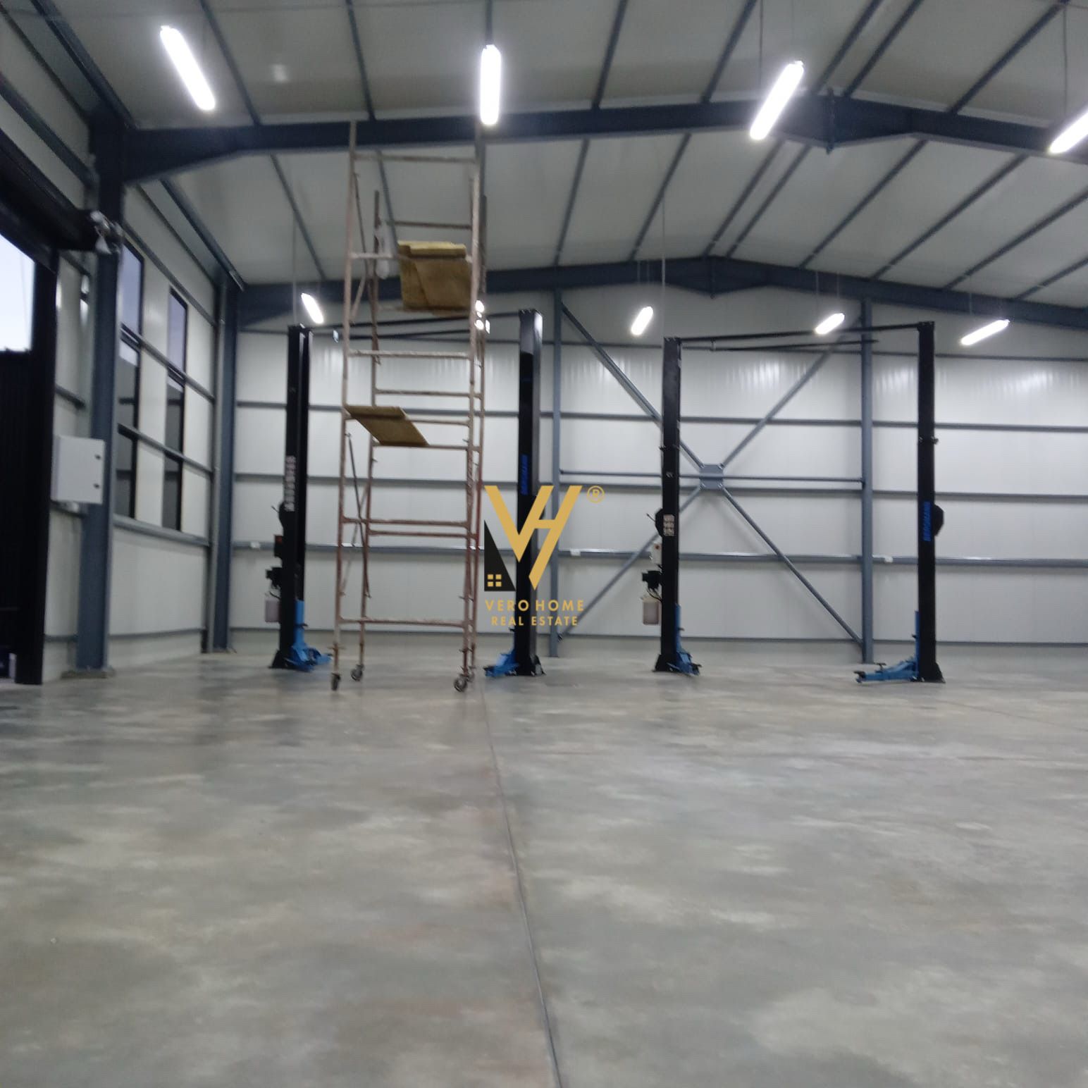 MAGAZINE 300 M2 ME QERA TE QTU 2.000 EURO