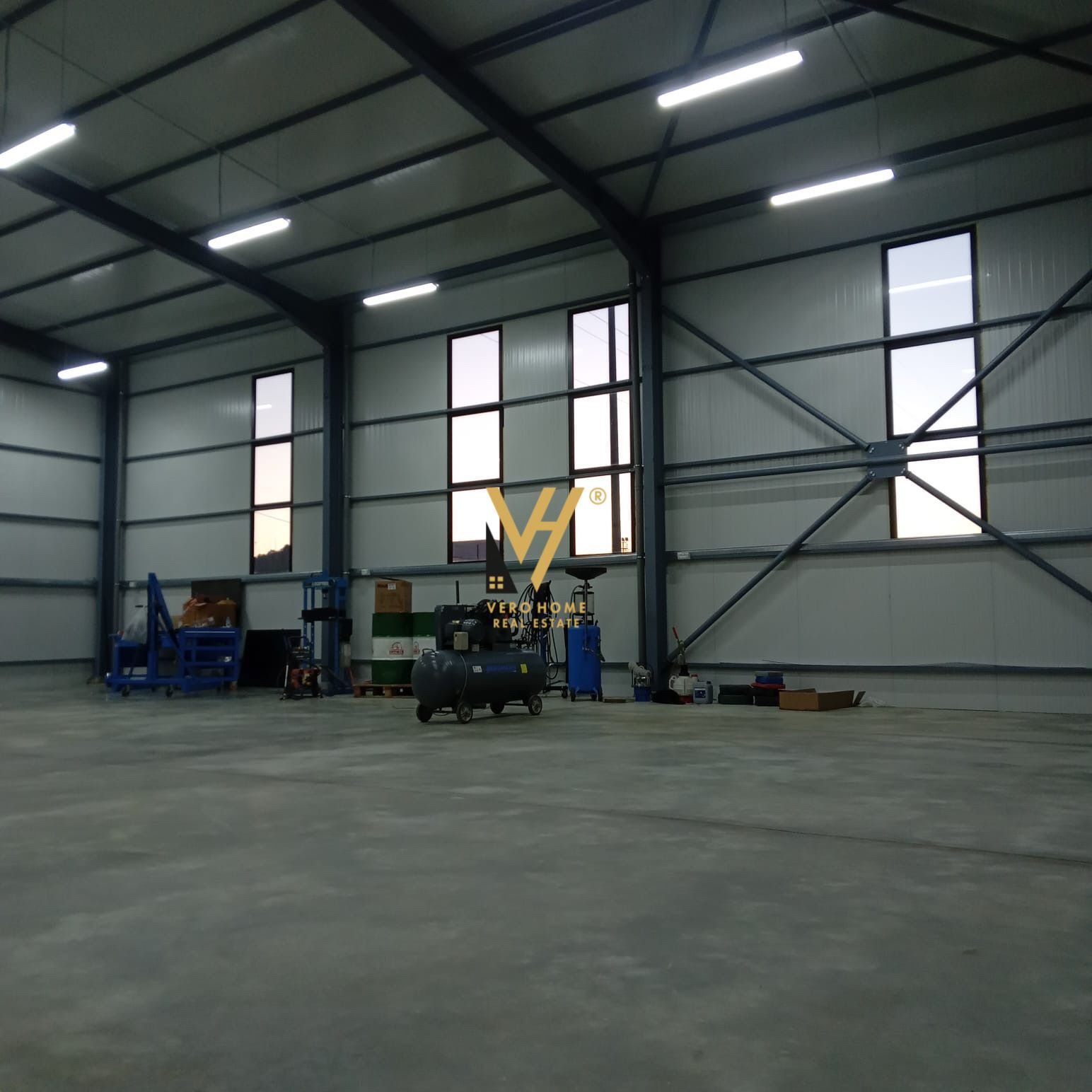 MAGAZINE 300 M2 ME QERA TE QTU 2.000 EURO