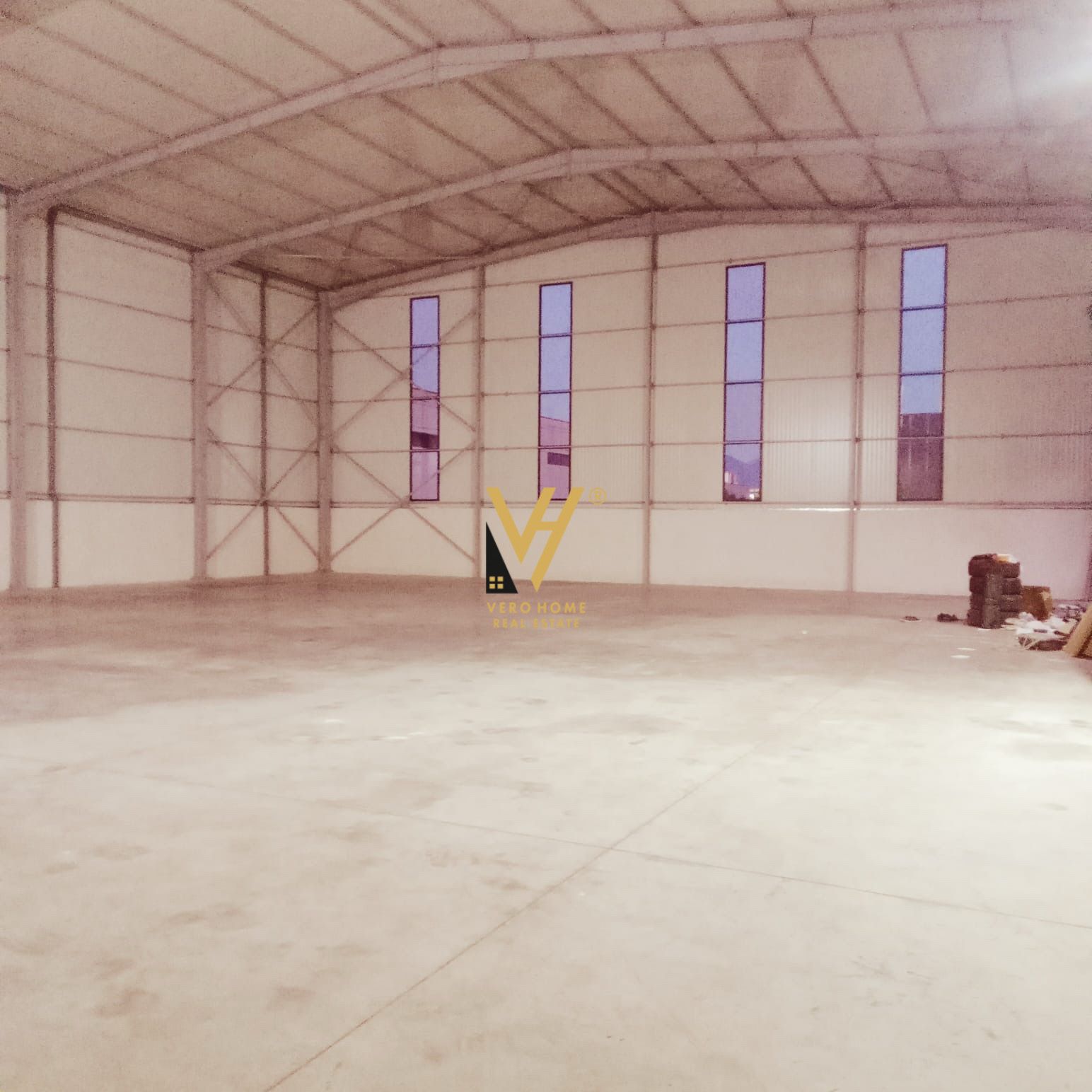 MAGAZINE 550M2 PRANE QTU 3.500 EURO