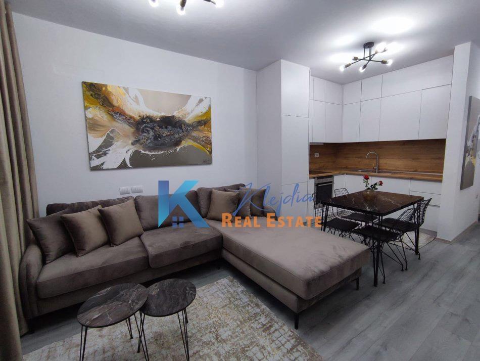 1+1 me qira afer spitalit Amerikan 3