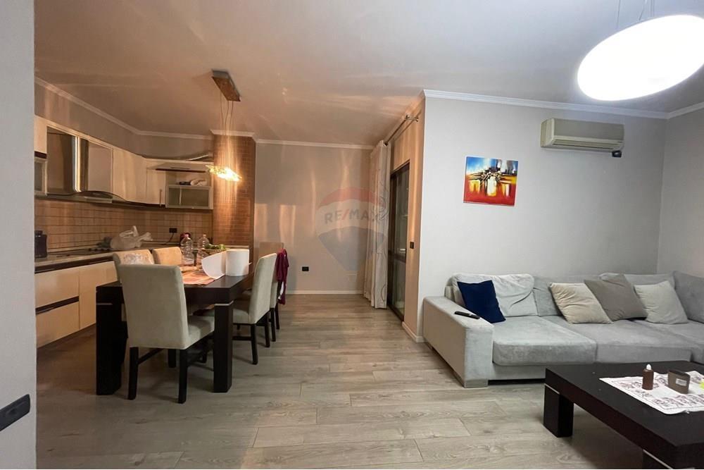 Apartament 2+1+2 me qira te Komuna e Parisit! 650 €